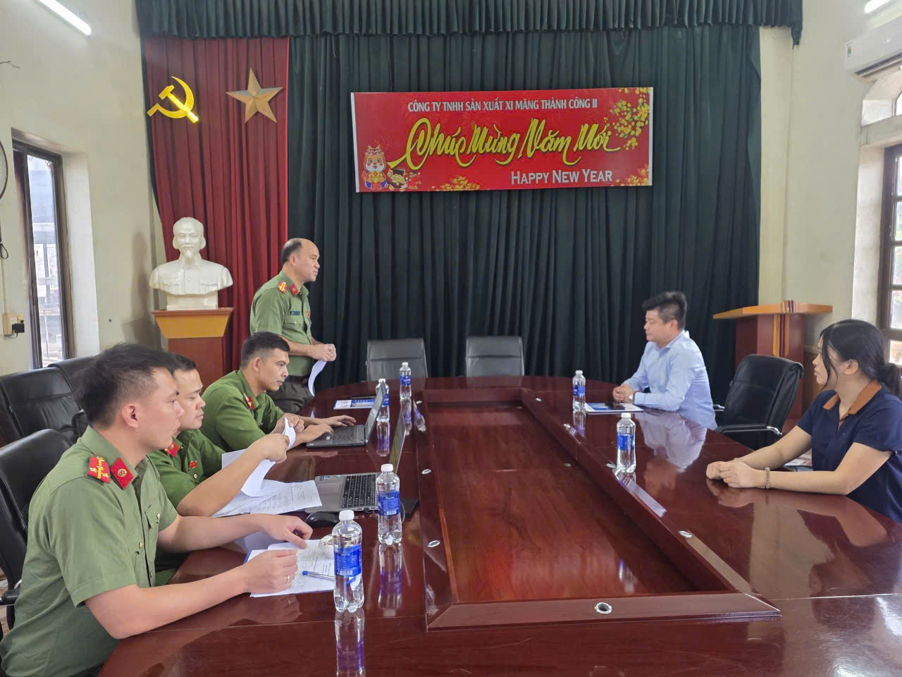 Công an phường Nhị Chiểu “Hỗ trợ - Hướng dẫn - Đồng hành” cùng doanh nghiệp tuyên truyền pháp luật